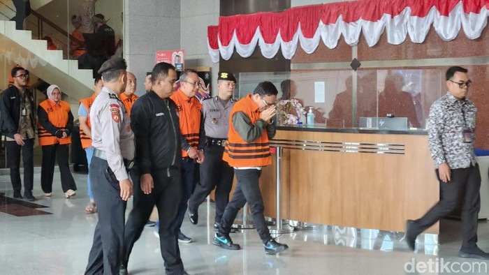 Wamenake Emmanuel Ebenezer mengenakan rompi tahanan KPK