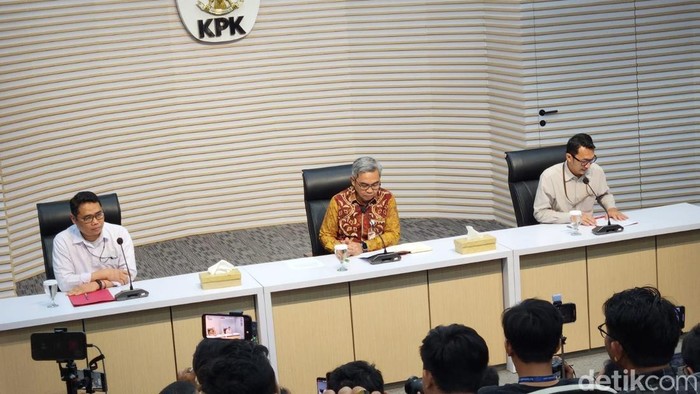 Wamenaker Immanuel Ebenezer (Noel) mengenakan rompi oranye ditahan KPK bersama lainnya yang terlibat perkara dugaan pemerasan. (Adrial/detikcom)