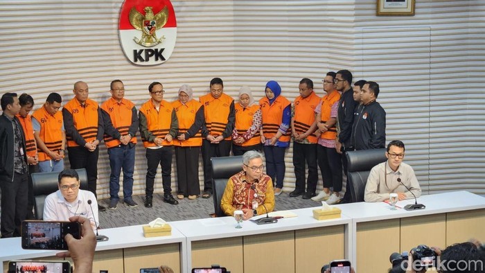 Wamenaker Immanuel Ebenezer (Noel) mengenakan rompi oranye ditahan KPK bersama lainnya yang terlibat perkara dugaan pemerasan. (Adrial/detikcom)