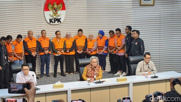 Wamenaker Immanuel Ebenezer (Noel) mengenakan rompi oranye ditahan KPK bersama lainnya yang terlibat perkara dugaan pemerasan. (Adrial/detikcom)