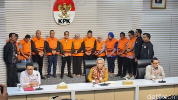 Wamenaker Immanuel Ebenezer (Noel) mengenakan rompi oranye ditahan KPK bersama lainnya yang terlibat perkara dugaan pemerasan. (Adrial/detikcom)