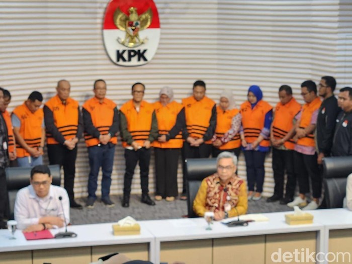 Wamenaker Immanuel Ebenezer (Noel) mengenakan rompi oranye ditahan KPK bersama lainnya yang terlibat perkara dugaan pemerasan. (Adrial/detikcom)