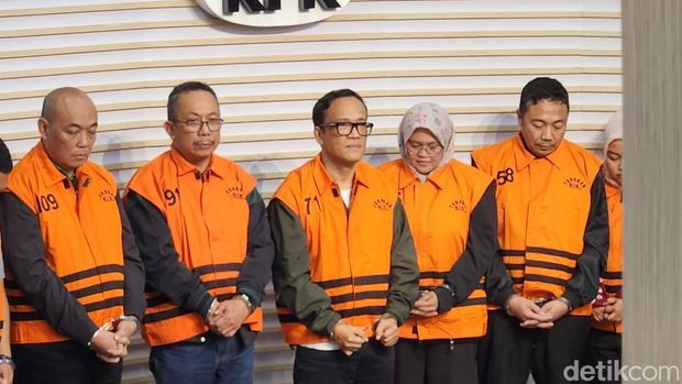 Wamenaker Immanuel Ebenezer (Noel) mengenakan rompi oranye ditahan KPK bersama lainnya yang terlibat perkara dugaan pemerasan. (Adrial/detikcom)