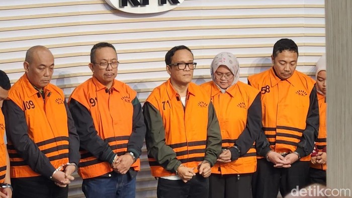 Wamenaker Immanuel Ebenezer (Noel) mengenakan rompi oranye ditahan KPK bersama lainnya yang terlibat perkara dugaan pemerasan. (Adrial/detikcom)
