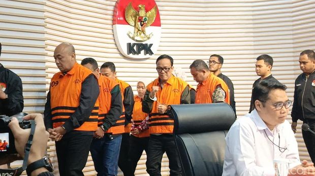 Wamenaker Immanuel Ebenezer (Noel) berompi oranye ditahan KPK. (Adrial/detikcom)