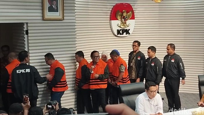 Wamenaker Immanuel Ebenezer (Noel) berompi oranye ditahan KPK. (Adrial/detikcom)
