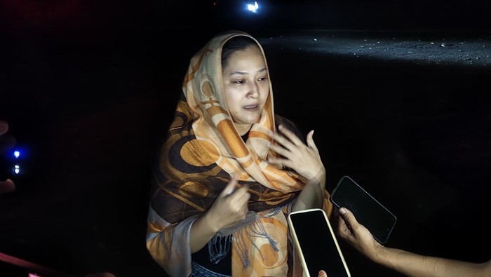 Wanita PU, istri Mohamad Ilham Pradipta saat ditemui di TPU Situgede Bogor. (M Sholihin/detikcom)