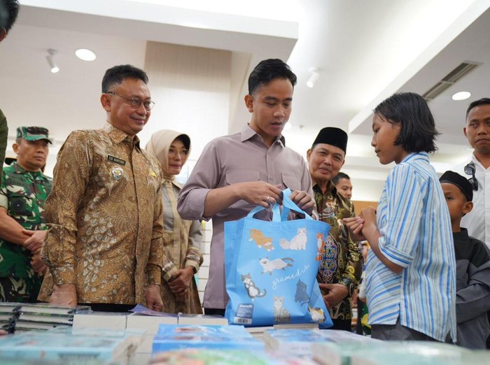 Wapres Gibran menemani anak-anak yatim dan siswa Sekolah Rakyat berbelanja keperluan sekolah di toko buku Ayani Megamal, Pontianak.