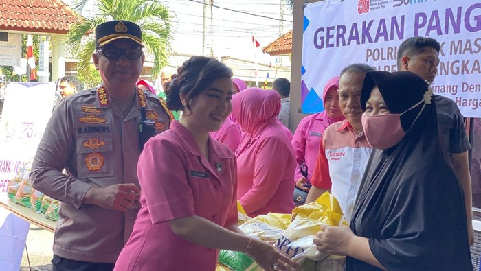 Warga antusias antre beli beras dan minyak murah.