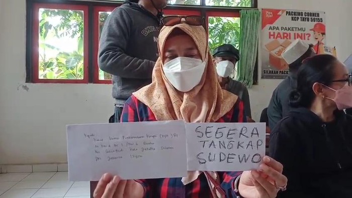 Warga mengirim surat dari kantor Pos Tayu dengan tujuan KPK, Jumat (22/8/2025).