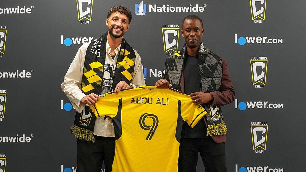Wessam Abou Ali (kiri) diperkenalkan sebagai pemain baru Columbus Crew bersama General Manager Issa Tall pada 19 Agustus lalu. Foto: Getty Images/Jason Mowry