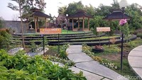 Taman yang mengusung konsep edukasi budaya dan keberagaman ini pun berhasil menarik perhatian karena menghadirkan miniatur rumah adat, taman doa, taman nusantara, dan banyak lainnya.