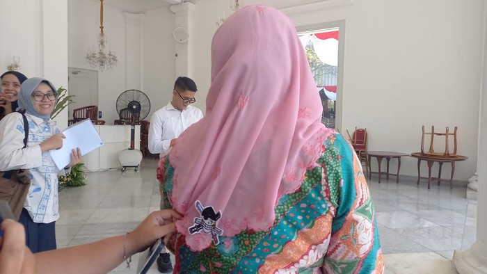 Putri Presiden ke-4 RI Abdurrahman Wahid (Gus Dur) Yenny Wahid mendatangi Balai Kota Jakarta, Jumat (22/8/2025), pakai emblem karakter di One Piece, Roronoa Zoro.