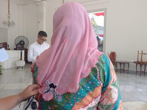 Yenny Wahid Pakai Emblem Karakter One Piece: Tak Perlu Diberangus