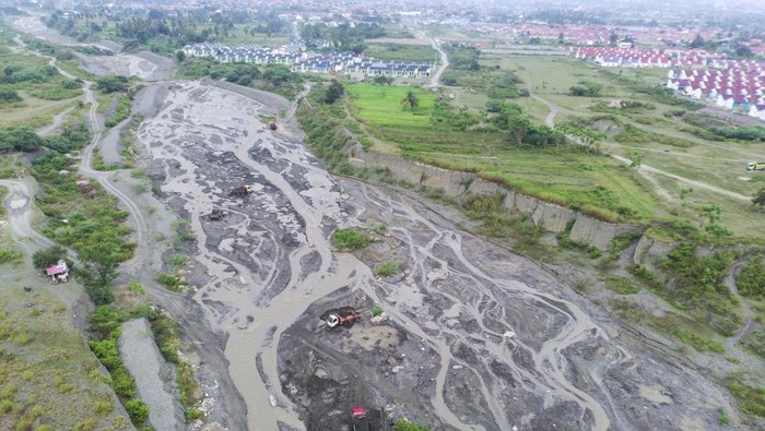 Foto udara bentangan bantaran sungai yang terus melebar akibat abrasi di Kelurahan Pengawu, Palu, Sulawesi Tengah, Sabtu (23/8/2025). Sungai yang membawa material dari hulu terutama pada saat musim hujan mengakibatkan pendangkalan dan aliran air terus menggerus bibir sungai yang mengancam pemukiman warga di sekitarnya. ANTARA FOTO/Basri Marzuki