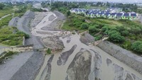 Warga setempat menyebut abrasi semakin parah dalam beberapa tahun terakhir. Mereka berharap pemerintah daerah segera mengambil langkah mitigasi, seperti penguatan tanggul atau normalisasi aliran sungai, agar kerusakan tidak meluas. ANTARA FOTO/Basri Marzuki