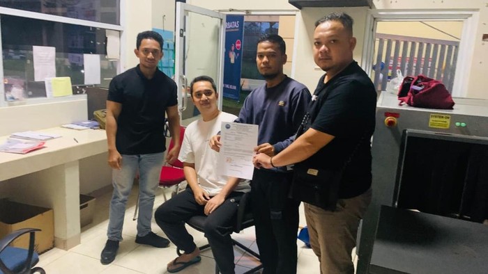 Ajudan Kepala Dinas PU gadungan, Alfian Pratama (baju putih), ditangkap di Balai Besar Rehabilitasi BNN, Bogor, Jawa Barat,  Rabu (13/8/2025) pukul 05.00 WIB.