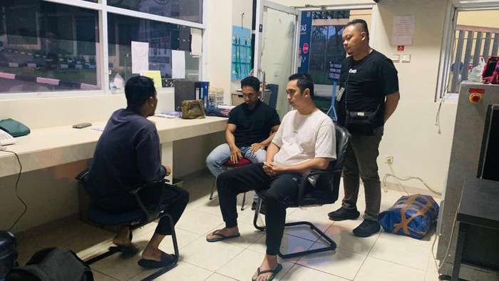 Ajudan Kepala Dinas PU gadungan, Alfian Pratama (baju putih), ditangkap di Balai Besar Rehabilitasi BNN, Bogor, Jawa Barat,  Rabu (13/8/2025) pukul 05.00 WIB.