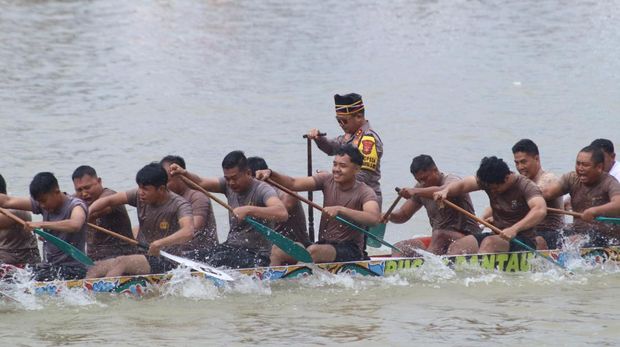 Aksi Kapolres Kuansing AKBP R Ricky Pratidiningrat jadi timbo ruang di Pacu Jalur, Sabtu (23/8/2025).