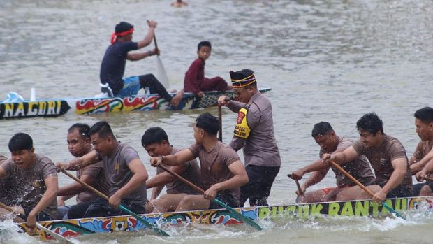 Aksi Kapolres Kuansing AKBP R Ricky Pratidiningrat jadi timbo ruang di Pacu Jalur, Sabtu (23/8/2025).