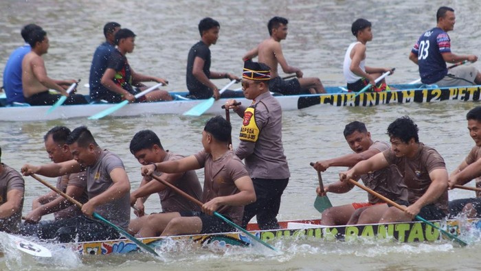 Aksi Kapolres Kuansing AKBP R Ricky Pratidiningrat jadi timbo ruang di Pacu Jalur, Sabtu (23/8/2025).