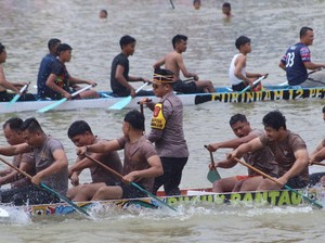 Aksi Kapolres Kuansing Jadi Timbo Ruang Jalur Bhayangkara di Pacu Jalur
