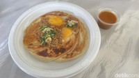 Salah satu yang wajib dicoba yaitu gerai Roti Cane Rumekite. Mereka punya menu Roti Cane Sarang Burung Spesial Kari Sapi (Rp 55.000). Uniknya, roti ini disajikan dengan tambahan telur ceplok di bagian tengah. Foto: Detikcom / Atiqa Rana