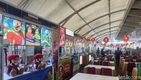Kurang lebih ada 50 tenant makanan yang sudah dikurasi hadir di festival ini. Pilihannya beragam, mulai dari jajanan ringan, makanan berat, sampai dessert kekinian. Konsepnya seperti Jalan Alor yang terkenal dengan street food di Kuala Lumpur. Foto: Detikcom / Atiqa Rana