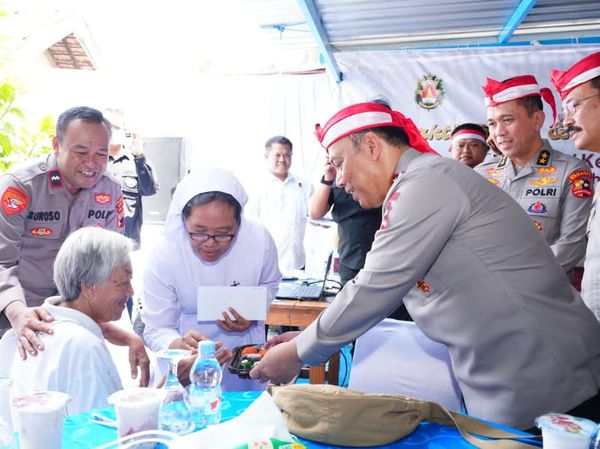 Potret Alumni Akpol 1990 Baksos di Panti Jompo Semarang