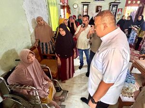 Andre Beri Bantuan Rp 10 Juta ke Warga Penderita Osteoporosis di Padang