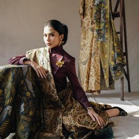 Sedangnya untuk riasannya, Azizah tampil dengan makeup flawless dan gaya rambut konde yang tradisional. Banyak orang di kolom komentar menyebutnya mirip Ariel Tatum. Foto: Instagram @azizahsalsha_