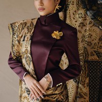 Azizah Salsha terlihat manglingi ketika menampilkan gaya tradisional. Dalam pemotretan dengan fotografer Winston Gomez, selebgram tersebut memamerkan keindahan wastra Indonesia. Foto: Instagram @azizahsalsha_