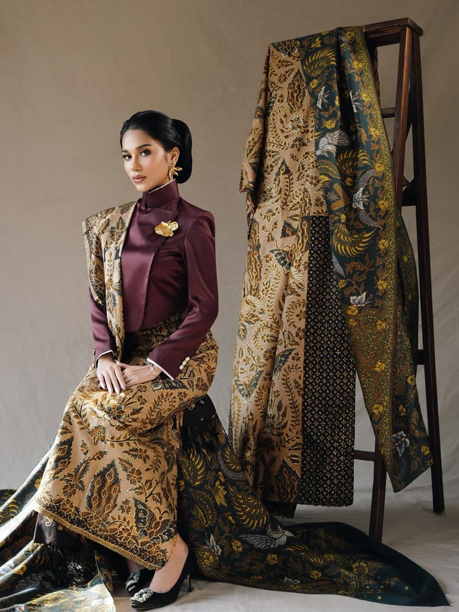 Gayanya semakin elegan ketika dengan penambahan Batik yang dijadikan selendang. Penampilan bisa dijadikan inspirasi untuk kamu yang ingin tampilan tradisional yang tidak biasa. Foto: Instagram @azizahsalsha_