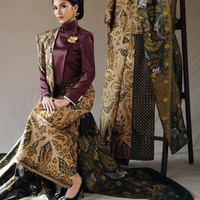Gayanya semakin elegan ketika dengan penambahan Batik yang dijadikan selendang. Penampilan bisa dijadikan inspirasi untuk kamu yang ingin tampilan tradisional yang tidak biasa. Foto: Instagram @azizahsalsha_