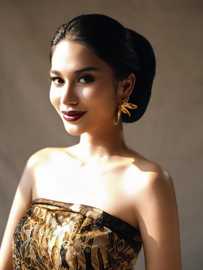 Adapun gaya Azizah mengenakan kain Batik yang dibuat jadi dress kemben. Foto: Instagram @azizahsalsha_