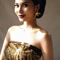 Adapun gaya Azizah mengenakan kain Batik yang dibuat jadi dress kemben. Foto: Instagram @azizahsalsha_