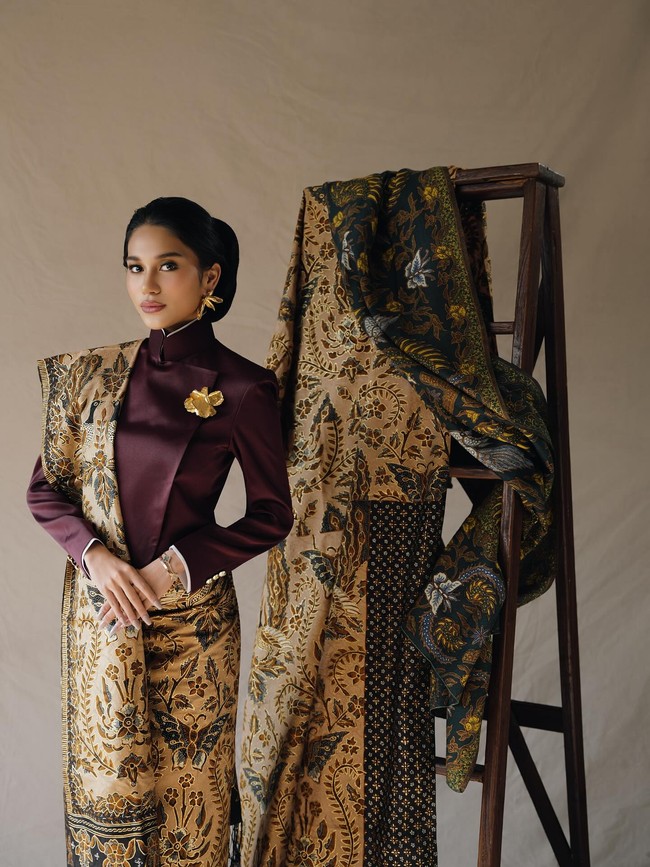 Azizah terlihat anggun mengenakan atasan serupa kebaya janggan atau beskap. Kebaya yang memberikan kesan maskulin itu dipadukan dengan kain Batik. Dirgahayu Indonesia. Vijaya dalam perjuangan, Saundarya dalam budaya,” tulisnya dalam postingan. Foto: Instagram @azizahsalsha_