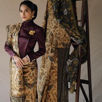 Azizah terlihat anggun mengenakan atasan serupa kebaya janggan atau beskap. Kebaya yang memberikan kesan maskulin itu dipadukan dengan kain Batik. Dirgahayu Indonesia. Vijaya dalam perjuangan, Saundarya dalam budaya,” tulisnya dalam postingan. Foto: Instagram @azizahsalsha_