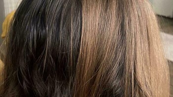 Anak ini lahir dengan dua warna rambut berbeda. Foto: alidripdrop via Bored Panda