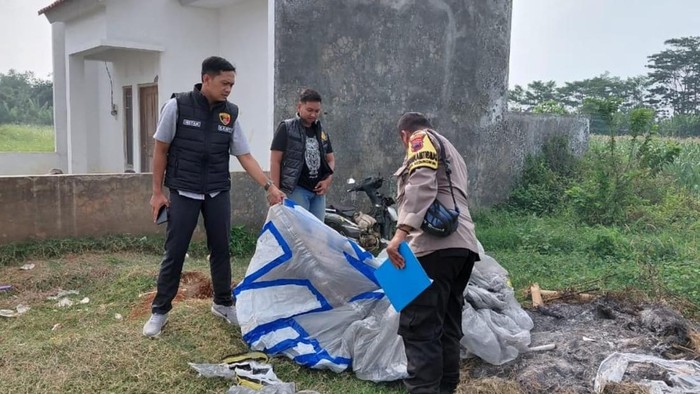 Balon udara yang nyangkut di tiang listrik di kawasan Perumahan Villa Berlian, Desa Podo, Kecamatan Kedungwuni, Kabupaten Pekalongan, Jumat (22/8/2025) pagi.