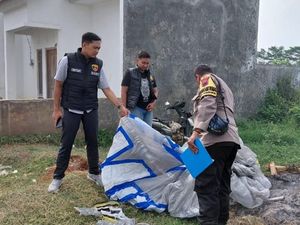 Balon Udara Nyangkut Tiang Listrik di Pekalongan, Polisi Turun Tangan