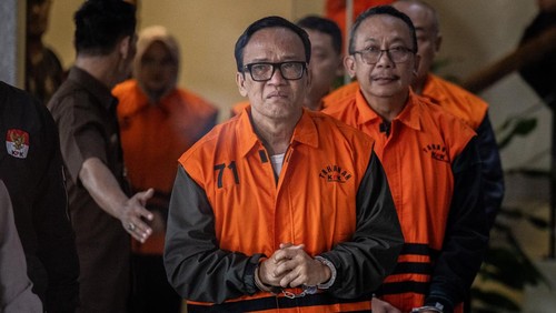 Wakil Menteri Ketenagakerjaan (Wamenaker) Immanuel Ebenezer (tengah) bersama tersangka lainnya berjalan menuju ruang konferensi pers usai terjaring OTT KPK di Gedung Merah Putih KPK, Jakarta, Jumat (22/8/2025). KPK menetapkan Wamenaker Immanuel Ebenezer bersama 10 orang lainnya sebagai tersangka kasus pemerasa pengurusan sertifikat Keselamatan dan Kesehatan Kerja (K3) di Kementerian Ketenagakerjaan. ANTARA FOTO/Bayu Pratama S/foc.