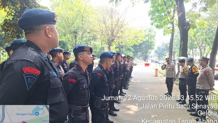 Brimob Polda Metro Jaya melaksanakan sterilisasi untuk kegiatan budaya pagelaran Wayang Sabang Merauke 2025 di Indonesia Arena, Jakarta Pusat