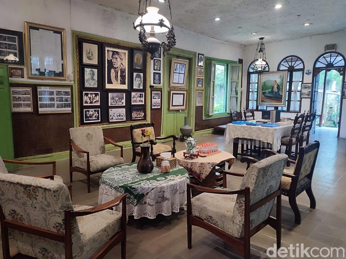 Bumi Ageung Cikidang, rumah yang dibangun pada 1886 ini merupakan kediaman Bupati Cianjur ke-10 RAA Prawiradiredja II yang berkuasa pada 1864-1910. Sejak 2010 Kementerian Kebudayaan dan Pariwisata menetapkan rumah ini sebagai Benda Cagar Budaya Nasional.