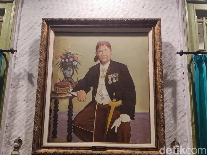 Bumi Ageung Cikidang Bumi Ageung Cikidang, rumah yang dibangun pada 1886 ini merupakan kediaman Bupati Cianjur ke-10 RAA Prawiradiredja II yang berkuasa pada 1864-1910. Sejak 2010 Kementerian Kebudayaan dan Pariwisata menetapkan rumah ini sebagai Benda Cagar Budaya Nasional.