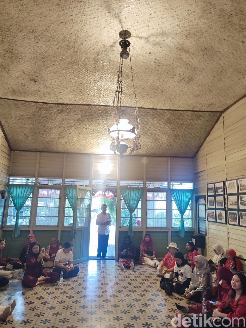Bumi Ageung Cikidang, rumah yang dibangun pada 1886 ini merupakan kediaman Bupati Cianjur ke-10 RAA Prawiradiredja II yang berkuasa pada 1864-1910. Sejak 2010 Kementerian Kebudayaan dan Pariwisata menetapkan rumah ini sebagai Benda Cagar Budaya Nasional.