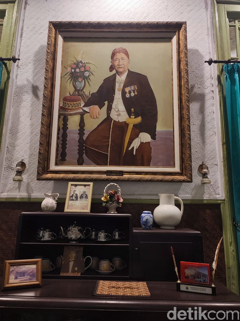 Rachmat Fajar, cucu buyut Prawiradiredja II saat menerima rombongan Komunitas Japas (Jalan Pagi Sejarah) Bogor, Rabu (20/8/2025).