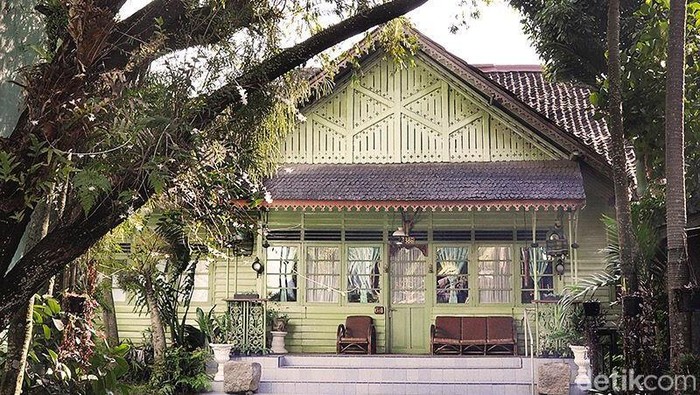 Rachmat Fajar, cucu buyut Prawiradiredja II saat menerima rombongan Komunitas Japas (Jalan Pagi Sejarah) Bogor, Rabu (20/8/2025).