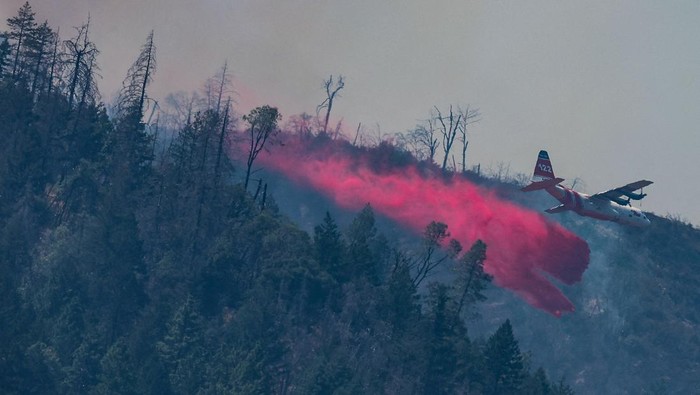 CALIFORNIA-WILDFIRES/ A plane drops retardant over the Pickett Fire in Napa County, California, U.S., August 22, 2025. REUTERS/Carlos Barria