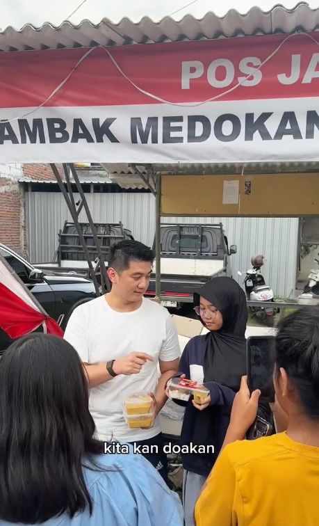 Chef Arnold Poernomo ulang tahun merayakannya dengan membagikan 370 porsi makanan gratis.